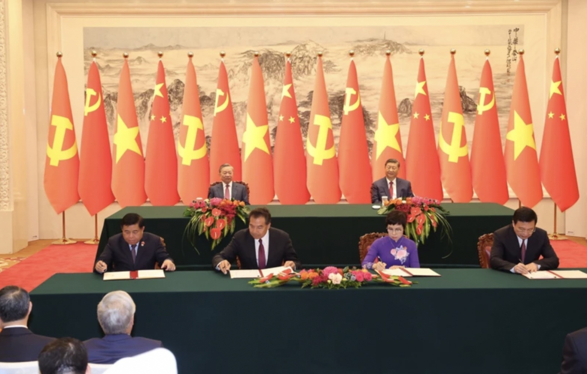 Vietnamese, Chinese top leaders witness signing of 14 cooperation documents